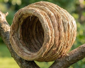 Handwoven Straw Bird Nest House — Hanging Hummingbird Birdhouse, Natural Woven Garden Bird Shelter
