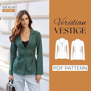 以下が含まれることがあります： コルセット風のウエストと黒いトップスを着た、緑色のブレザーを着た女性。 ブレザーは長袖でボタン留めです。 画像には「Veridian Vestige」というテキストのPDFパターンも含まれています。