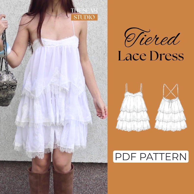 Pode incluir: Um vestido branco de renda em camadas com al&ccedil;as finas e saia sobreposta. A imagem inclui o texto THE SEAM STUDIO, Tiered Lace Dress e PDF PATTERN, juntamente com um desenho t&eacute;cnico de linhas mostrando as vistas frontal e traseira.