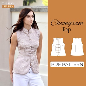 Puede incluir: Un top cheongsam beige sin mangas con cuello mandarín, cierre frontal con cinco botones de palanca cubiertos de tela y un patrón floral tonal. La imagen incluye el texto THE SEAM STUDIO, Cheongsam Top y PDF PATTERN.