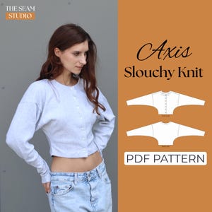 Könnte beinhalten: Eine hellgraue, langärmelige Strickjacke mit Knöpfen und kurzem Saum. Das Bild enthält den Text THE SEAM STUDIO, Axis Slouchy Knit und PDF PATTERN sowie eine technische Strichzeichnung der Vorder- und Rückansicht des Kleidungsstücks.