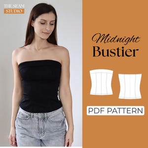 Peut inclure: Une femme porte un haut tube noir et un jean délavé clair. L'image comprend un patron pour un bustier Midnight, avec le texte "PDF PATTERN" sur un fond marron.