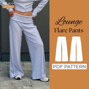 Puede incluir: Pantalones acampanados de descanso en color gris claro con una cintura ancha plegable. La imagen incluye el texto THE SEAM STUDIO, Lounge Flare Pants y PDF PATTERN, junto con un dibujo lineal blanco que muestra las vistas frontal y trasera.