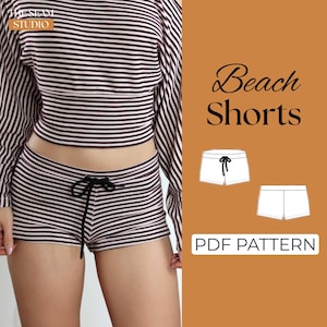 Puede incluir: Pantalones cortos de playa a rayas con cintura con cordón, combinados con un top corto de manga larga a juego. La imagen también presenta un diagrama de los pantalones cortos y el texto "Beach Shorts" y "PDF Pattern" sobre un fondo marrón.