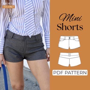 Puede incluir: Una persona lleva mini shorts grises con cierre de botón, combinados con una camisa a rayas y corbata. La imagen incluye un diagrama de mini shorts y el texto "Mini Shorts" y "PDF Pattern" sobre un fondo marrón.
