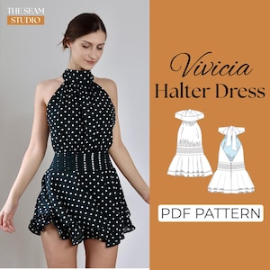 Puede incluir: Un vestido negro con cuello halter y lunares blancos, cintura entallada y dobladillo con volantes. El vestido lo lleva una persona. La imagen incluye el texto "Vivicia Halter Dress" y "PDF PATTERN". El logotipo de The Seam Studio está en la esquina superior izquierda.