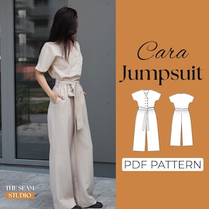 Puede incluir: Mono beige con cinturón a juego y pantalón de pernera ancha. La parte superior de manga corta tiene una botonadura frontal. La imagen también incluye un diagrama del mono y el texto "Cara Jumpsuit" y "PDF PATTERN".