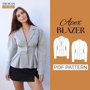 Può includere: Un blazer grigio chiaro con vita aderente e dettagli a pieghe, abbinato a una gonna nera. L'immagine include il testo "Apex BLAZER" e un'illustrazione del modello PDF. Il logo The Seam Studio è visibile.