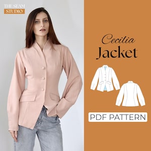 Könnte beinhalten: Hellrosa Jacke mit Reverskragen, drei Knöpfen und zwei Vordertaschen. Die Jacke wird von einer Person im Bild getragen. Der Text "Cecilia Jacket" und "PDF PATTERN" sind ebenfalls sichtbar.