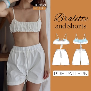 Könnte beinhalten: Ein weißes Bralette mit geraffter Textur und dünnen Trägern, kombiniert mit passenden weißen Shorts mit elastischem Bund und Kordelzug. Das Bild enthält den Text THE SEAM STUDIO, Bralette and Shorts und PDF PATTERN.