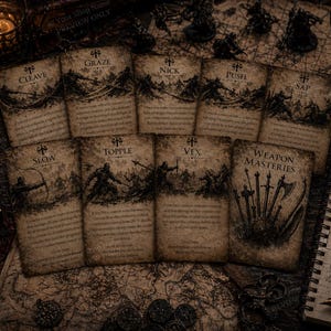 Puede incluir: Un conjunto de cartas de juego de fantasía con ilustraciones y texto, incluyendo "CLEAVE" y "WEAPON MASTERIES". Las cartas están dispuestas sobre un mapa, con una vela encendida y un cuaderno con "Combat Notes".