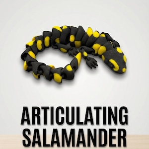 Peut inclure: Un jouet fidget salamandre articulé noir et jaune. Le jouet flexible imprimé en 3D a la forme d'une salamandre avec des taches jaunes sur un corps noir. Le texte "ARTICULATING SALAMANDER" est affiché en dessous.