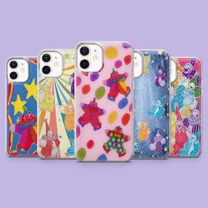 Op de afbeelding: Een verzameling van vijf telefoonhoesjes met kleurrijke clownontwerpen. Elk hoesje heeft een andere achtergrond, waaronder sterren, strepen en stippen. De clowns zijn afgebeeld in verschillende poses en outfits.