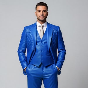 Puede incluir: Un traje de cuero azul vibrante, compuesto por una americana, un chaleco y un pantal&oacute;n. La americana presenta un dise&ntilde;o acolchado en los hombros. El traje se combina con una camisa blanca y una corbata gris claro. El modelo lleva zapatos de cuero marr&oacute;n.