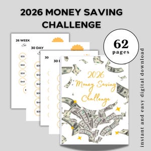 Puede incluir: Descarga digital para un desafío de ahorro de dinero de 2026. La portada muestra el texto "2026 Money Saving Challenge" con ilustraciones de dinero y estrellas. Incluye 62 páginas y varios rastreadores de ahorro para 26 semanas y 30 días.