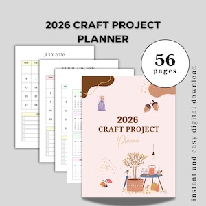 Op de afbeelding: Een ambachtelijk projectplanner voor 2026 met 56 pagina's. De omslag is lichtroze met illustraties van knutselbenodigdheden en een boom. De planner bevat maandkalenders en een takenlijst. De tekst "2026 Craft Project Planner" wordt weergegeven.