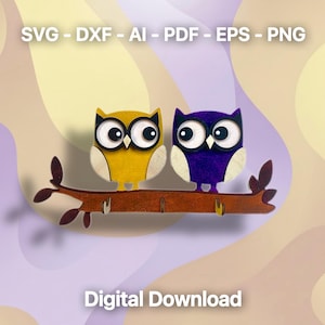 Könnte beinhalten: Holzdekoration mit zwei Eulen auf einem Ast. Eine Eule ist gelb, die andere ist lila. Das Bild enthält den Text "SVG - DXF - AI - PDF - EPS - PNG" und "Digital Download".