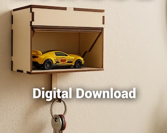 Può includere: Un portachiavi da parete in legno con una miniatura di auto sportiva gialla esposta all'interno di un piccolo garage. Il portachiavi ha un portachiavi con chiavi appese sotto. Il testo "Digital Download" è visibile.