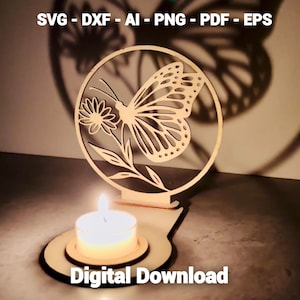 Könnte beinhalten: Ein hölzerner Kerzenhalter mit Schmetterling und Blume mit einer brennenden Teelichtkerze. Das Design ist lasergeschnitten und enthält unten den Text "Digital Download". Der obere Teil des Bildes enthält den Text "SVG - DXF - AI - PNG - PDF - EPS".
