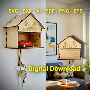Puede incluir: Un llavero de madera con forma de garaje, con el texto "PIT STOP" y banderas a cuadros. Presenta un pequeño coche naranja en el interior y un gancho para llaves debajo. También está presente el texto "Digital Download".