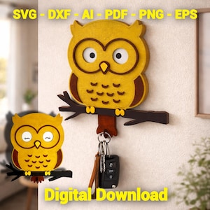 Könnte beinhalten: Ein gelber, eulenformiger Schlüsselhalter mit braunen Akzenten, der auf einem Ast aus Holz sitzt. Der Schlüsselhalter hat einen Schlüsselring mit Schlüsseln und einer Fernbedienung für das Auto. Der Text "Digital Download" steht unten und "SVG - DXF - AI - PDF - PNG - EPS" oben.
