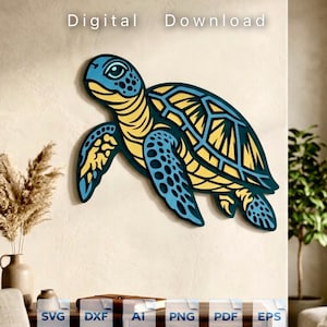 Könnte beinhalten: Ein mehrschichtiges Wandkunst-Design einer Meeresschildkröte in Blau- und Gelbtönen. Der Text Digital Download ist oben sichtbar, und Dateiformat-Symbole für SVG, DXF, AI, PNG, PDF und EPS sind am unteren Rand der Grafik abgebildet.