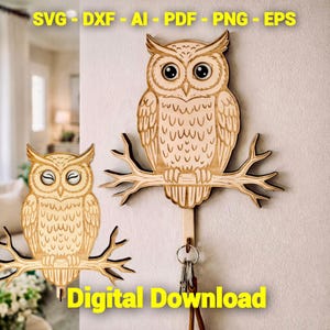 Puede incluir: Llavero de búho de madera con diseño de rama. El búho tiene ojos grandes y está posado en una rama. El texto "Digital Download" es visible. El llavero está hecho de madera clara.