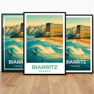 Peut inclure: Trois impressions d'art encadrées représentant une scène côtière de Biarritz, France. L'œuvre représente des surfeurs sur des vagues, une plage de sable et des bâtiments. Les impressions ont un bord noir et le mot "BIARRITZ" est affiché en blanc et vert.