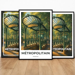 Può includere: Tre stampe artistiche incorniciate con un'illustrazione vintage di un ingresso della metropolitana parigina. L'opera raffigura una struttura in stile Art Nouveau verde e oro con la scritta "MÉTROPOLITAIN PARIS". Lo sfondo mostra alberi e figure.