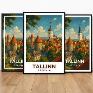 Peut inclure: Trois impressions d'art encadrées présentant une illustration vibrante de Tallinn, Estonie. L'œuvre représente un paysage urbain avec des toits en tuiles rouges, de hautes flèches et le texte "TALLINN ESTONIA" en blanc et marron. Les impressions sont exposées sur une surface en bois clair.