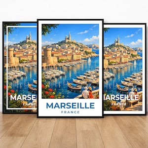Pode incluir: Três impressões de arte emolduradas com uma vista panorâmica de Marselha, França. As impressões mostram um porto cheio de barcos, edifícios e uma fortaleza numa colina sob um céu azul brilhante. A palavra "MARSELHA" é impressa na parte inferior de cada impressão.