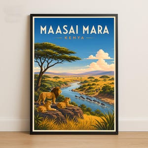 Peut inclure: Une affiche de voyage encadrée avec le texte MAASAI MARA KENYA. L'illustration montre un paysage avec une rivière, des acacias et un groupe de trois lions se reposant sur un rocher au premier plan, tandis qu'un troupeau de gnous traverse l'eau.