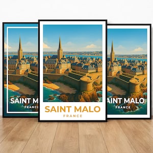 Peut inclure: Trois impressions d'art encadrées représentant une ville côtière avec un haut clocher, des murs en pierre et de l'eau bleue. Les impressions portent le texte "SAINT MALO FRANCE" en blanc et orange. L'œuvre est placée sur un ciel bleu.