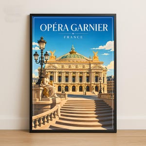 Peut inclure: Une affiche de voyage encadrée représentant l'Opéra Garnier en France. L'illustration montre le bâtiment avec des statues dorées, un escalier en pierre et un réverbère noir orné sous un ciel bleu. Le texte indique OPÉRA GARNIER FRANCE.