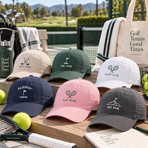 Peut inclure: Une collection de six casquettes de baseball en beige, vert foncé, blanc, bleu marine, rose et gris anthracite, chacune dotée d'un dos en maille et de graphismes et textes sportifs brodés, notamment Golf Club, Tee Time, Court Club, Fairway Crew, Play More et On Par.