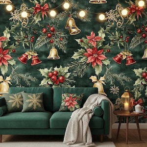 Puede incluir: Un salón festivo decorado para Navidad con un sofá verde, cojines y un papel pintado con acebo, flores de Pascua y campanas. Una guirnalda de luces cuelga por encima. Una mesa auxiliar tiene una linterna y una taza.