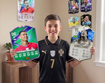 Può includere: Una collezione di grandi adesivi murali a forma di carte da collezione di calciatori raffiguranti Cristiano Ronaldo, Ronaldinho, Gareth Bale, Lamine Yamal, Lionel Messi ed Erling Haaland, con statistiche, nomi e bandiere.