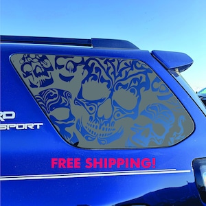 Puede incluir: Calcomanía azul para ventana de coche con diseño de calavera y patrones florales intrincados. La calavera es una combinación de gris y azul, con el texto "FORD SPORT" visible en el coche.