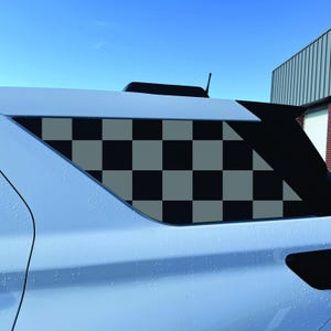 Passar till Ford Explorer 2020-2026 bakruta i mattsvart vinylklistermärke med schackrutigt mönster.