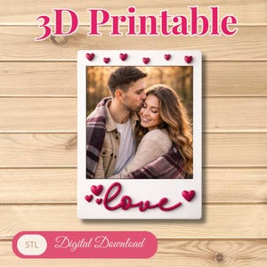 Peut inclure: Un cadre photo imprimable en 3D blanc avec une photo d'un couple s'embrassant. Le cadre est décoré de cœurs roses et du mot "love". Le texte "3D Printable" est en haut et "Digital Download" en bas.