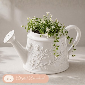 Peut inclure: Un pot de fleurs en forme d'arrosoir en céramique blanche avec des motifs floraux en relief. Le pot est rempli de feuillage vert et de petites fleurs blanches. Le mot "Digital Download" est dans l'image.