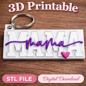 Puede incluir: Un llavero rectangular blanco con la palabra "MAMA" en letras grandes, con una superposición de "mama" en cursiva púrpura. Un pequeño corazón rosa está a la derecha. El llavero tiene un llavero plateado y el texto "3D Printable".