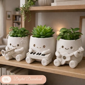 Peut inclure: Trois pots de fleurs en céramique blanche en forme de personnages de dessins animés, chacun tenant un instrument de musique : une trompette, un piano et une guitare. Les pots sont remplis de plantes vertes et sont posés sur une étagère en bois. Le texte "Digital Download" est visible.