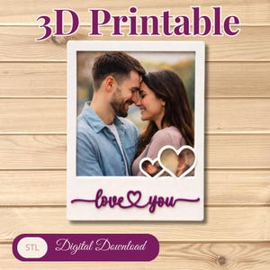 Peut inclure: Cadre photo imprimable en 3D blanc avec une photo d'un couple. Le cadre comporte deux découpes en forme de cœur et l'inscription "love you" en violet. Le texte "3D Printable" et "Digital Download" sont également visibles.