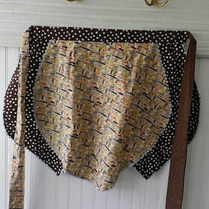 VINTAGE STYLE HALF Apron/Handmade/2 Pockets