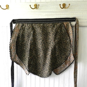 VINTAGE STYLE HALF Apron/Handmade/2 Pockets