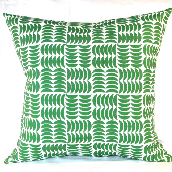 Gwen Mid-Century Throw Pillow 22" x 22" in Kelly