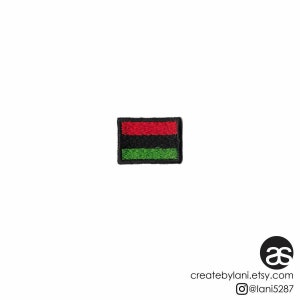 Peut inclure: Un petit patch brodé avec trois bandes horizontales de couleur rouge, noire et verte.