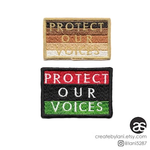Peut inclure: Deux patchs brodés avec le texte "Protégez nos voix". Le patch du haut a un fond multicolore avec des nuances de brun, beige et blanc. Le patch du bas a un fond rouge, noir et vert.