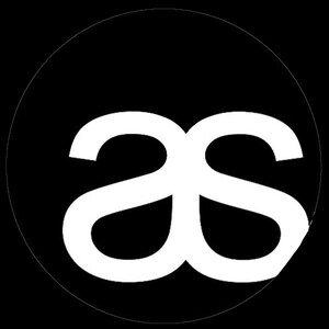 Op de afbeelding: Een wit gestileerd logo met de letters "as" die in een cirkel op een zwarte achtergrond met elkaar verweven zijn.